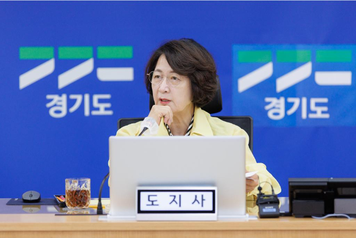 추미애 경기지사가 지난 6일 경기 수원 경기도청 재난상황실에서 여름철 풍수해 대비 종합대책 보고를 받는 모습. 경기도 제공