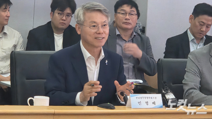 민형배 전남광주통합특별시장이 8일 광양제철소에서 열린 간담회에서 발언하고 있다. 박사라 기자 