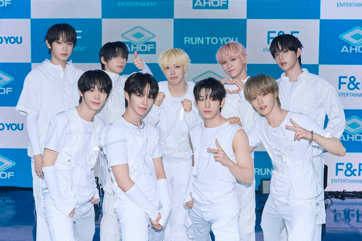 그룹 아홉이 8일 오후 2시 서울 광진구 예스24 라이브홀에서 미니 3집 '런 투 유' 쇼케이스를 열었다. F&F엔터테인먼트 제공