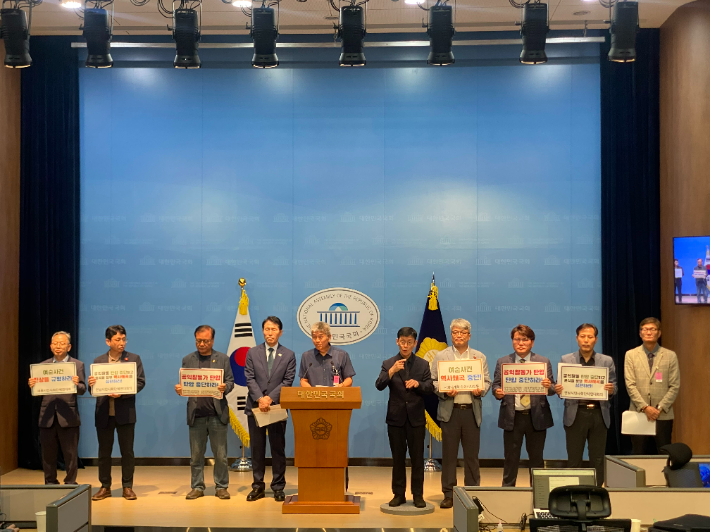 김효승 대표가 국회 기자회견에서 발언하고 있다. 순천YMCA 제공