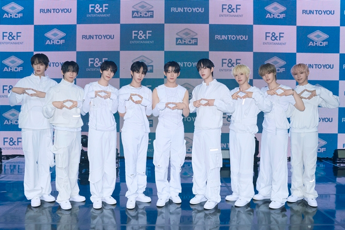 아홉은 타이틀곡 '런 투 유'로 활동할 예정이다. F&F엔터테인먼트 제공