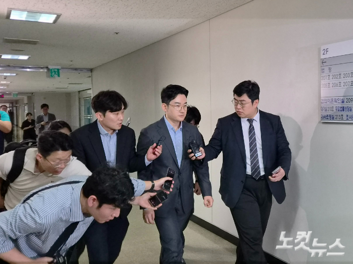 8일 오후 2시쯤 음료테러 자작극 의혹을 받는 정이한 전 개혁신당 부산시장 후보가 구속 전 피의자 심문에 참석하기 위해 부산지법 법정에 들어서고 있다. 정혜린 기자