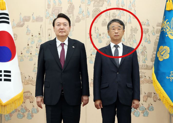 윤석열 전 대통령(왼쪽)과 오석준 대법관. 연합뉴스