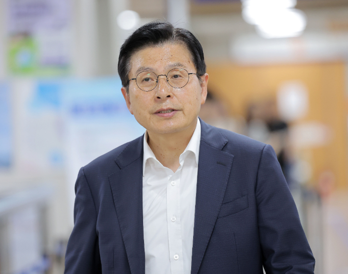 자유와혁신 황교안 대표가 8일 서울 서초구 서울중앙지방법원에서 열린 부정선거·부패방지대 공직선거법위반 1심 속행 공판에 출석하고 있다.  황 대표는 12.3 내란 당시 불법계엄에 동조하는 글을 올려 내란을 선동한 혐의로 재판을 받고 있다. 연합뉴스