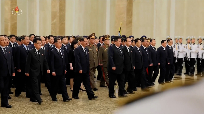 김정은 북한 국무위원장이 김일성 주석 사망 32주기인 8일 0시 당·정부 지도간부들과 함께 금수산태양궁전을 참배하는 모습. 연합뉴스