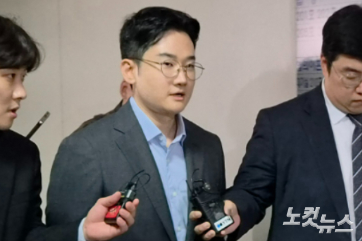 8일 오후 2시쯤 음료테러 자작극 의혹을 받는 정이한 전 개혁신당 부산시장 후보가 구속 전 피의자 심문에 참석하기 위해 부산지법 법정에 들어서고 있다. 정혜린 기자