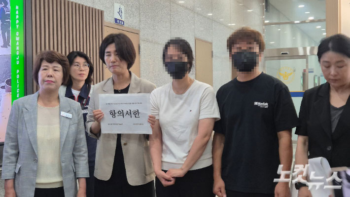 이채원 학생 추모모임과 유족들이 8일 오전 전남광주통합특별시 광산구 광주경찰청 1층에서 기자회견을 마친 후 광주경찰청장에 항의서한을 전달하기 위해 이동하고 있다. 한아름 기자