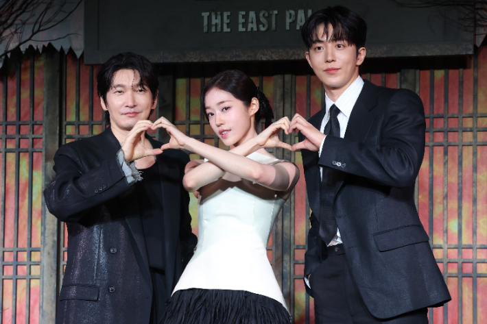 8일 서울 영등포구 페어몬트 앰배서더에서 열린 넷플릭스 시리즈 '동궁' 제작발표회에서 배우들이 포즈를 취하고 있다. 왼쪽부터 조승우, 노윤서, 남주혁. 연합뉴스