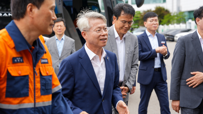 민형배 전남광주통합특별시장이 8일 포스코 광양제철소에 방문해 철강업계 기업인 및 관계자들과 인사를 나누고 있다. 전남광주통합특별시 제공