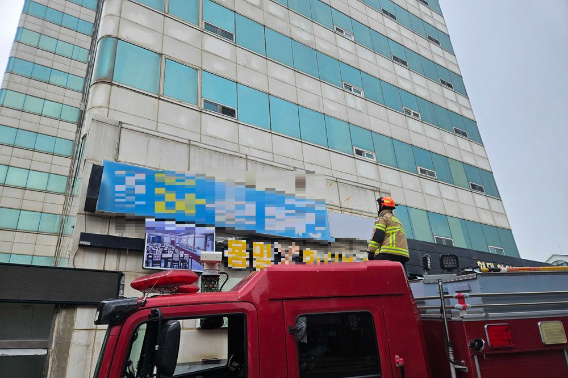 8일 오전 9시 8분쯤 강원 평창군 대관령면 횡계리에서 간판이 흔들린다는 신고가 접수돼 소방당국이 출동했다. 강원소방 제공