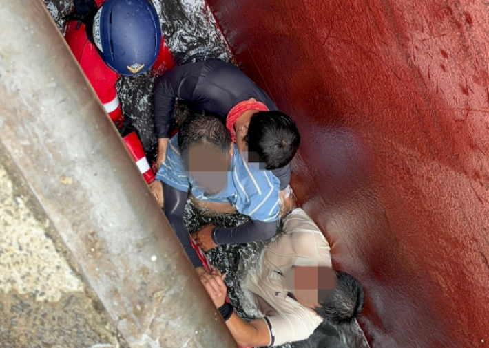 8일 부산 사하구 감천항 동편부두 1부두 인근에서 60대 작업자가 바다로 추락해 중태에 빠졌다. 부산해양경찰서 제공 
