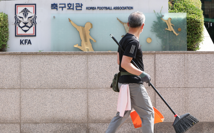 여야는 한국축구대표팀이 2026 북중미 월드컵에서 32강 진출에 실패하자 한목소리로 대한축구협회 책임론을 제기하며 후반기 국회 문화체육관광위원회를 통한 철저한 점검을 예고했다. 사진은 29일 서울 종로구 사직동 축구회관 모습. 연합뉴스