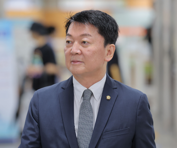 국민의힘 안철수 의원이 8일 서울 서초구 서울중앙지방법원에서 열린 추경호 대구시장 관련 내란 중요임무 종사 혐의 1심 속행 공판에 증인 신분으로 출석하고 있다. 연합뉴스