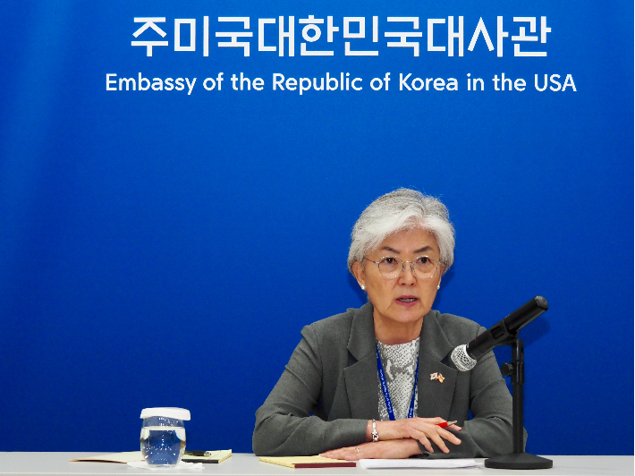 강경화 주미 한국대사가 8일(현지시간) 특파원 기자간담회에서 모두 발언하고 있다. 연합뉴스