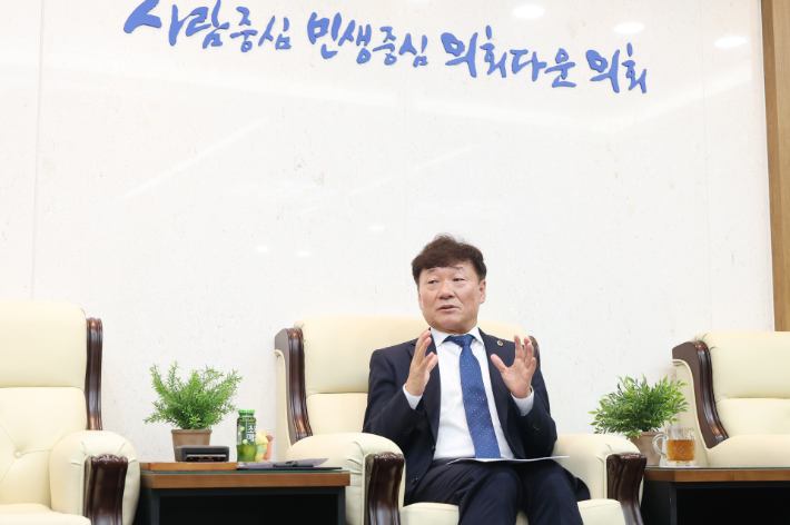 남종섭(더불어민주당‧용인3) 신임 경기도의회 의장이 8일 경기 수원 경기도의회 의장실에서 기자들과의 대화에 대답하는 모습. 경기도의회 제공