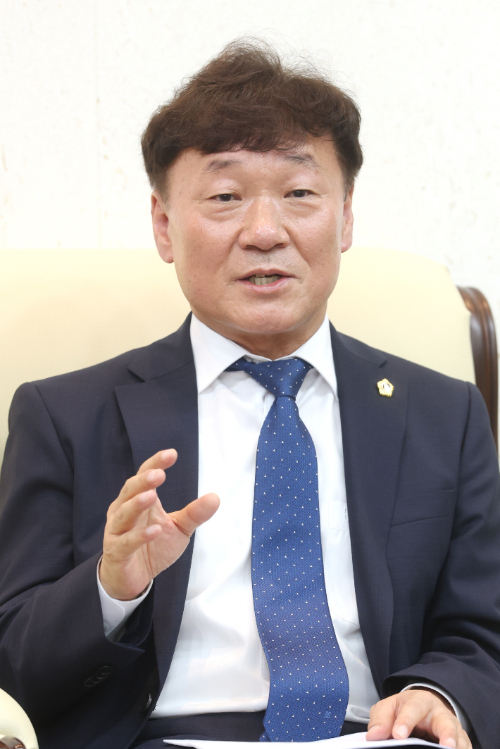 남종섭(더불어민주당‧용인3) 신임 경기도의회 의장이 8일 경기 수원 경기도의회 의장실에서 기자들과의 대화에 대답하는 모습. 경기도의회 제공