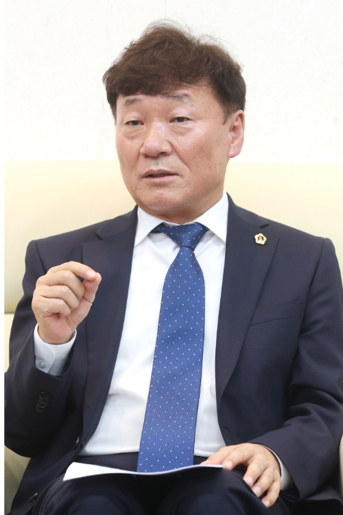남종섭(더불어민주당‧용인3) 신임 경기도의회 의장이 8일 경기 수원 경기도의회 의장실에서 기자들과의 대화에 대답하는 모습. 경기도의회 제공