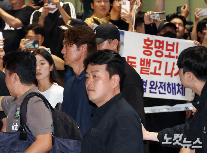 2026 북중미 월드컵에서 조별리그를 통과하지 못한 축구 국가대표팀 홍명보 전 감독과 일부 선수들이 30일 인천국제공항 2터미널로 귀국하고 있다. 인천공항=황진환 기자