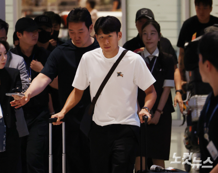 2026북중미월드컵 축구대표팀 주장 손흥민이 1일 인천국제공항 2터미널을 통해 귀국하고 있다. 인천공항=황진환 기자