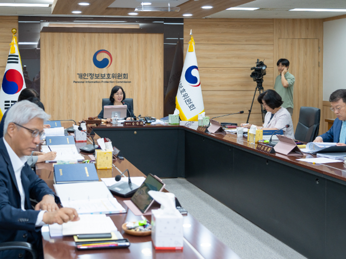 개인정보보호위원회가 8일 제13회 전체회의를 열고 있다. 개인정보보호위원회 제공