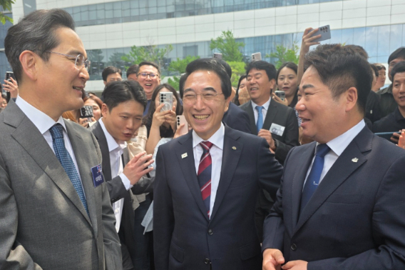 지난 2일 열린 '충청권 첨단산업 발전비전 국민보고회'에서 이재용 삼성회장(왼쪽)과 박수현 충남도지사(가운데), 오세현 아산시장이 인사를 나누고 있다. 아산시 제공