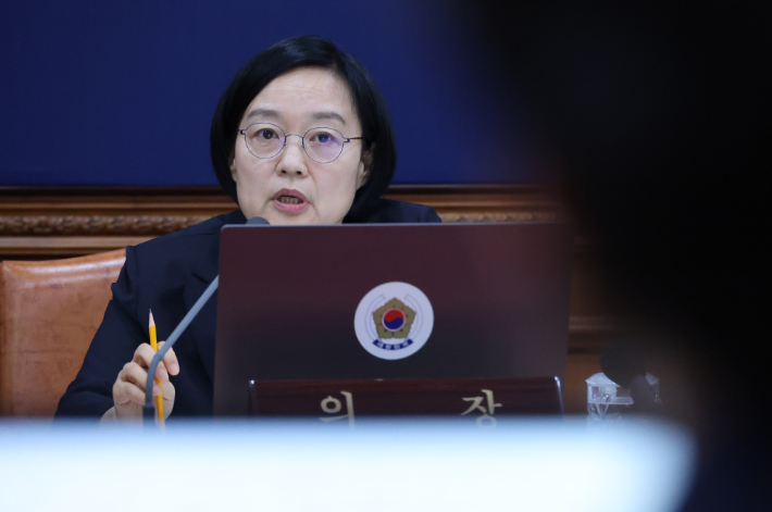 한성숙 국무총리가 7일 서울 종로구 정부서울청사에서 열린 국무회의에서 국무위원들에게 질문하고 있다. 연합뉴스