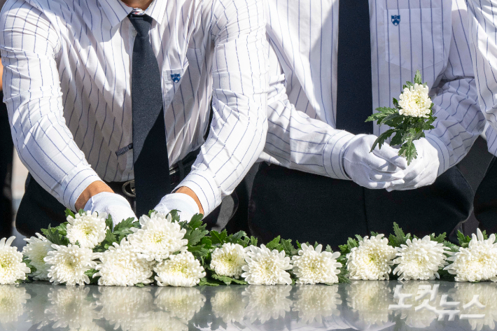 서울 배재고등학교 야구부가 지난 6일 광주 북구 광주제일고등학교를 사과 방문한 뒤 광주제일고 학생들과 함께 국립5·18민주묘지를 참배하고 있다. 박종민 기자