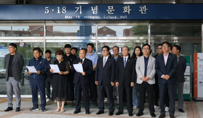 5·18기념재단과 5·18 공법 3단체(유족회·부상자회·공로자회)는 9일 공동 입장문을 내고 대한체육회 스포츠공정위에 배재고 학생들의 제54회 봉황대기 전국고교야구대회에 출전 허용을 호소했다. 5·18기념재단 제공