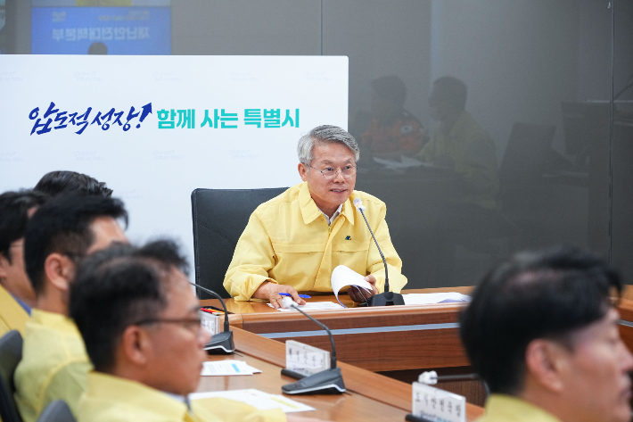 전남광주통합특별시는 지난 8일 밤 9시 광주청사 재난안전상황실에서 민형배 시장 주재로 호우 예비특보 발령에 따른 상황판단회의를 열고 집중호우 대응체계를 점검했다. 광주특별시 제공