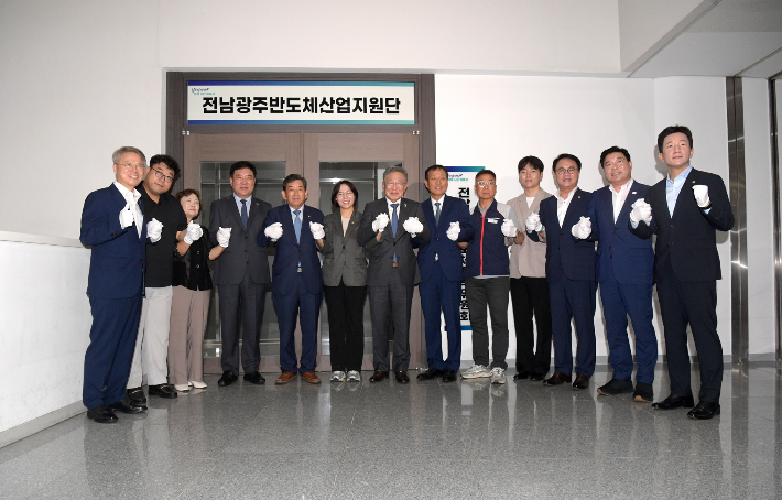 전남광주통합특별시는 9일 광주청사 3층에 마련한 '전남광주반도체산업지원단' 사무실에서 현판식을 열고 본격적인 운영에 들어갔다. 광주특별시 제공