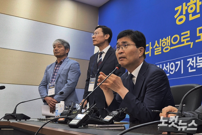 지난 6월 10일 전북도정 인수위원회 출범 기자간담회를 연 이원택 전북도지사. 송승민 기자