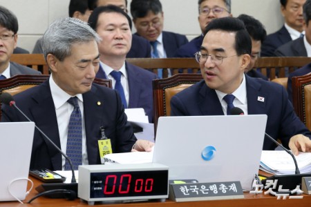 대화하는 신현송 한국은행 총재-박홍근 기획예산처 장관