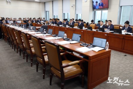 국회 재경위, 국민의힘 의원들의 빈자리