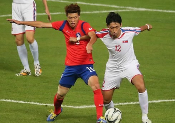 지난 2014년 10월 2일 인천 문학경기장에서 열린 2014 인천 아시안게임 축구 남자결승 한국-북한 경기에서 김승대와 북한 리영직(사진 오른쪽)이 공을 다투고 있다. 연합뉴스