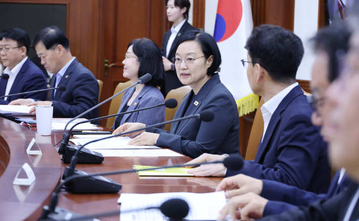 한성숙 국무총리가 9일 서울 종로구 정부서울청사에서 열린 국가정책조정회의에서 발언하고 있다. 연합뉴스