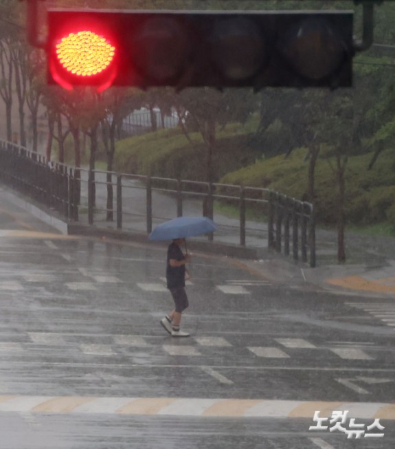 장대비 내리는 서울 도심