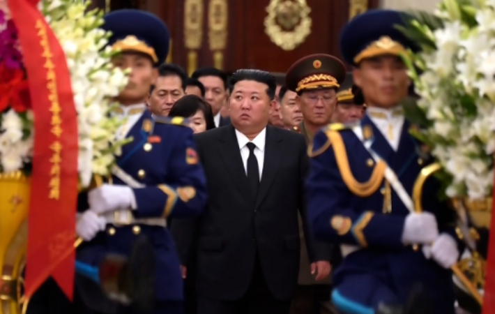 김정은 북한 국무위원장이 김일성 주석 사망 32주기인 8일 0시 당·정부 지도간부들과 함께 금수산태양궁전을 참배했다고 조선중앙TV가 8일 보도했다. 연합뉴스