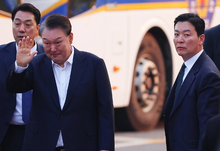 윤석열 전 대통령과 김성훈 경호처 차장(오른쪽). 연합뉴스 