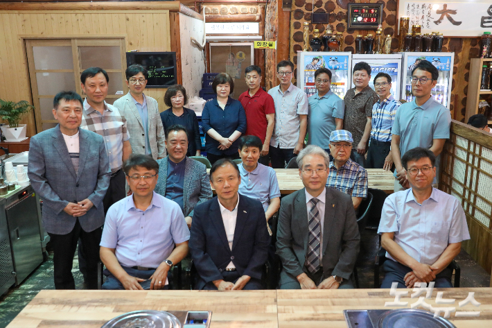 익산노회가 9일 미자립 교회와 기관목회자 후원금 전달식을 가진 뒤 참석자들과 기념촬영을 하고 있다. 최화랑 기자