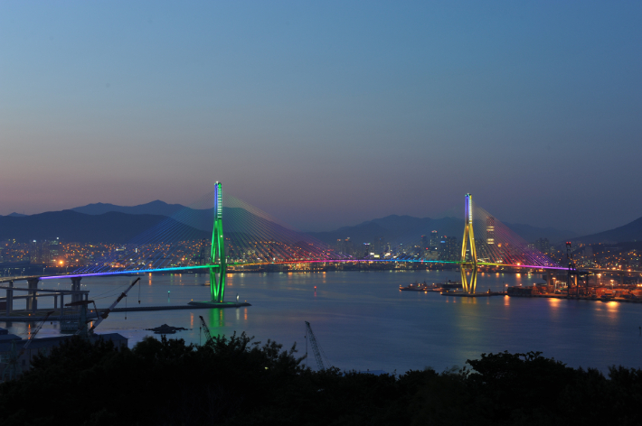 천마산 전망대에서 바라본 부산 풍경. 서구청 제공