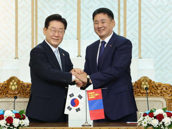 이재명 대통령이 9일(현지시간) 울란바타르 정부청사에서 오흐나 후렐수흐 대통령과 공동언론 발표를 마친 후 인사하고 있다. 연합뉴스