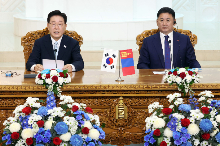 이재명 대통령과 오흐나 후렐수흐 몽골 대통령이 9일(현지시간) 울란바타르 정부청사에서 공동언론발표를 하고 있다. 연합뉴스