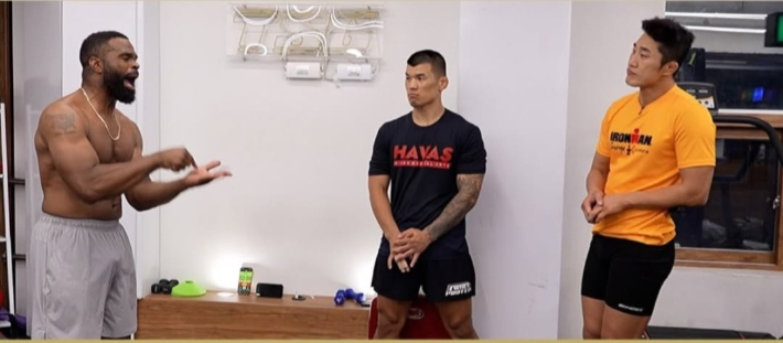 고석현(사진 가운데)이 전 UFC 웰터급 챔피언 타이론 우들리(사진 왼쪽), 스승 김동현과 훈련 후 담소를 나누고 있다. 고석현 SNS 사진 캡처