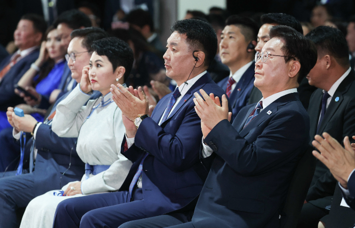  이재명 대통령과 오흐나 후렐수흐 몽골 대통령이 9일(현지시간) 울란바타르 한 호텔에서 열린 한-몽골 비즈니스 포럼에서 참석자 발언 후 박수를 치고 있다. 연합뉴스