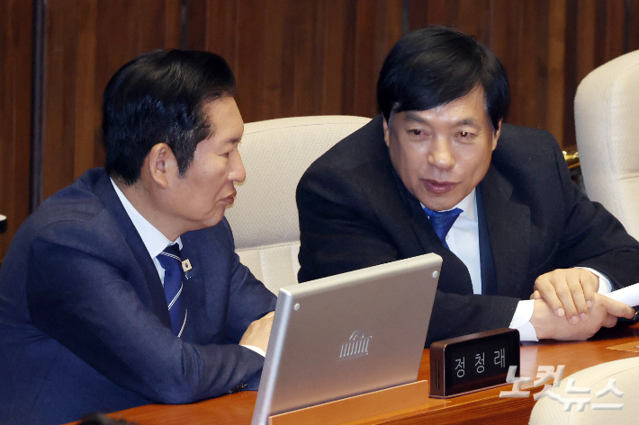 11일 서울 여의도 국회에서 열린 제432회국회(임시회) 제6차 본회의에서 더불어민주당 정청래 대표와 이성윤 의원이 대화를 하고 있다. 윤창원 기자