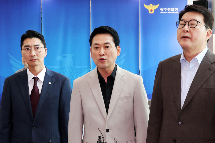 국민의힘 장동혁 대표가 9일 오후 광주경찰청에서 김영근 청장과의 면담이 이뤄지지 않자 항의하고 있다. 당초 예정된 한성숙 신임 국무총리와의 회동을 취소한 장 대표는 '장윤기 사건'을 둘러싸고 제기되는 의혹에 대해 김 청장에게 묻기 위해 광주경찰청을 찾았다. 연합뉴스