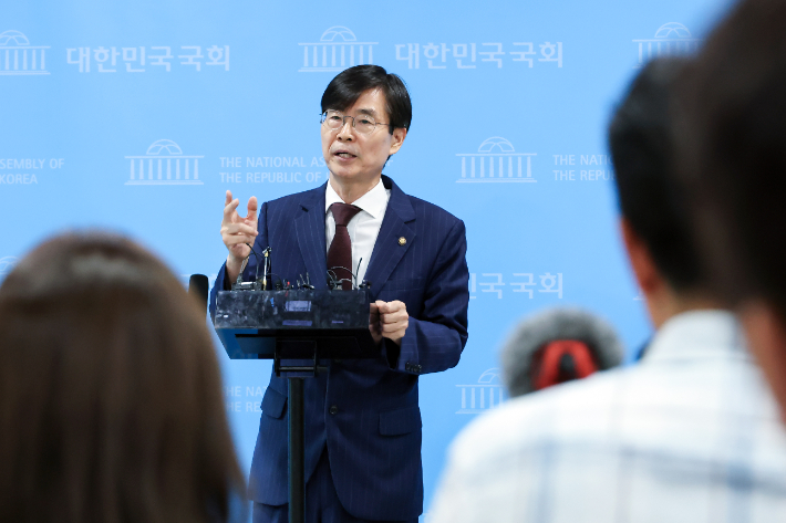 국민의힘 조경태 의원이 8일 국회 소통관에서 장동혁 당 대표에 대한 윤리위 제소 관련 기자회견을 마친 뒤 기자들의 질문에 답하고 있다. 연합뉴스