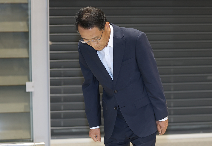 유재성 경찰청장 직무대행이 10일 인천국제공항 제2여객터미널을 통해 귀국해 취재진 질문에 답한 뒤 인사하고 있다. 연합뉴스
