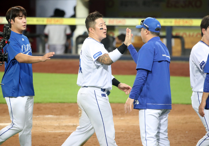 7일 LG와 홈 경기 뒤 삼성 박진만 감독(오른쪽)이 이날 KBO 첫 1800타점을 기록한 최형우를 축하해주는 모습. 연합뉴스