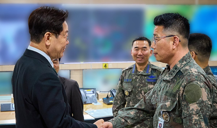 지난 3월 27일 이재명 대통령이 서울 용산 국방부에서 전군주요지휘관회의를 마친 뒤 지휘통제실을 찾아 조성현 대령을 격려하며 악수하고 있다. 청와대 제공